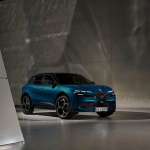 Für Benziner-Fans wird es eine Variante mit 1,2-Liter-Dreizylinder geben. Beihilfe leistet ein kleiner 21 kW starker E-Motor samt 48-Volt-Batterie.(Bild:  Alfa Romeo)