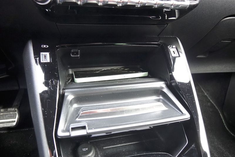 Gegen Aufpreis kann das Telefon kontaktlos geladen werden. Praktisch ist die Ablage vor dem Ladefach... (Bild: Sven Prawitz/VCG)