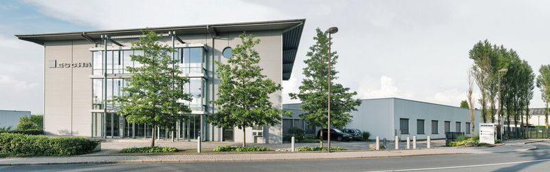 Am Hauptsitz des Steckverbinder- und Gehäusespezialisten Escha Bauelemente in Halver arbeiten knapp 500 Mitarbeiter an innovativen Lösungen. (Bild: Escha)