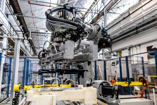 Comau und Intrinsic führen ihre Expertise zusammen, um die Automatisierung durch Robotersysteme für noch mehr Branchen erschwinglich zu machen. Software und künstliche Intelligenz spielten dabei eine Hauptrolle. Comau und Intrinsic führen ihre Expertise zusammen, um die Automatisierung durch Robotersysteme für noch mehr Branchen erschwinglich zu machen. Software und künstliche Intelligenz spielten dabei eine Hauptrolle.