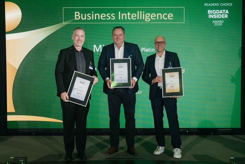 In der Kategorie Business Intelligence gewinnt SAP den Leserward in Silber. Den Preis nimmt Jürgen Bauer (im Bild in der Mitte) entgegen. Gold geht an Tableau from Salesforce, vertreten durch Markus Hammer (rechts im Bild). Über Platin freut sich Björn Tromsdorf von Microsoft. (Bild: Manuel Emme Fotografie)