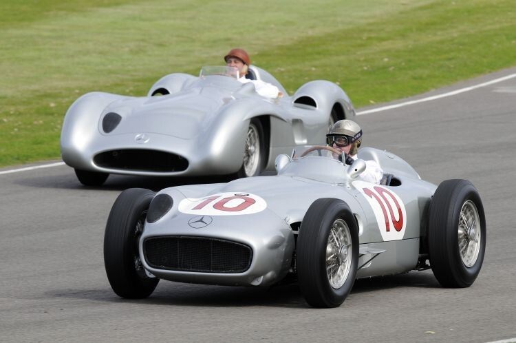 Goodwood lebt: Hier sieht man Rennnsport-Ikonen als echte Mobilien. Im Bild die Mercedes-Benz Classic Piloten Hans Herrmann (W 196 R Stromlinie)  und Juan Manuel Fangio II. (W 196 R) beim Goodwood Revival 2011. (Foto: Daimler)