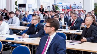 Gespannte Aufmerksamkeit auf dem Digital Plant Kongress: Best-Practice-Beispiele gehören dazu ebenso wie der Blick über den Tellerrand. In diesem Jahr von John Deere. Der Traktorenhersteller ist da, wo viele hin wollen: Er optimiert mit Virtual Reality seine Planung. (Stefan Bausewein / PROCESS)