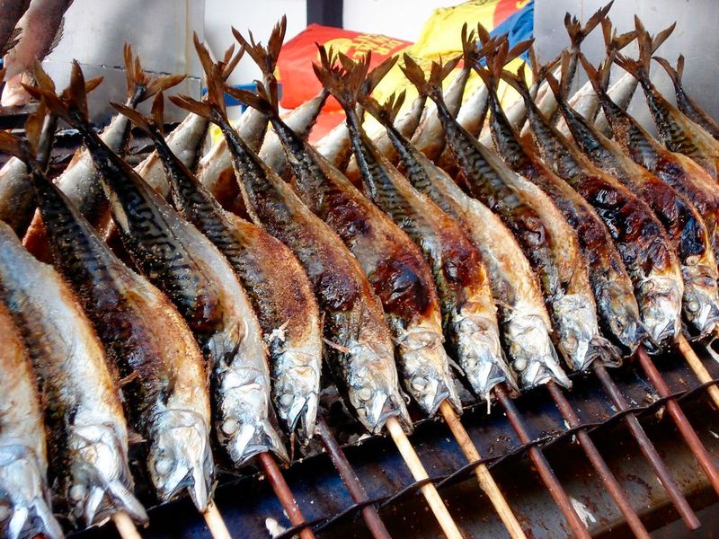 Wer keine Brathendl oder Haxn mag, kann sich am Steckerlfisch laben.  (Bild: Pixabay)