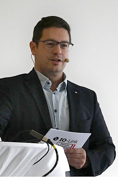 Wolfgang Steiner, Key Account Manager Industrial Services vom Mechatronik-Cluster, führte durch das Programm des IO-Link Forums. (Bild: Stefanie Michel)