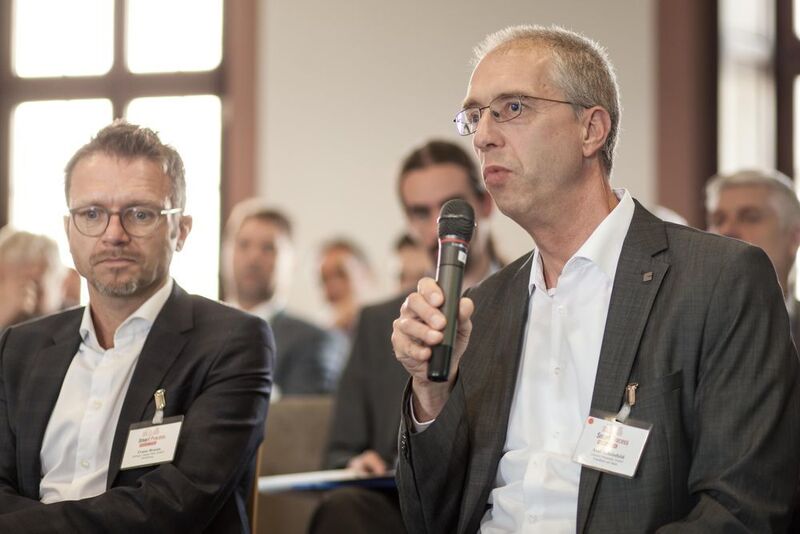 Fishbowl-Diskussion der Chief Digital Officer: Franz Braun (Franz Braun Bilfinger) und mit dem Mikrofon Axel Schönfeld ( Clariant Produkte) (Gollin)