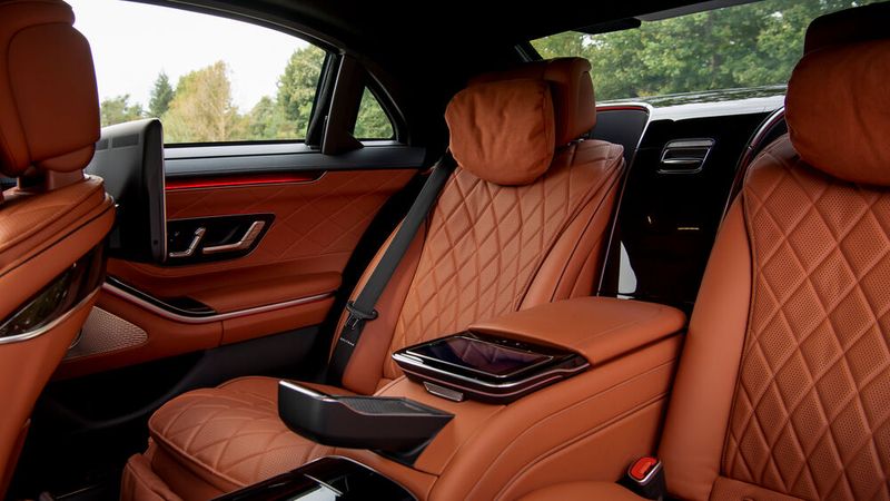 Im Fond geht es gewohnt komfortabel zu. (Bild: Mercedes-Benz)