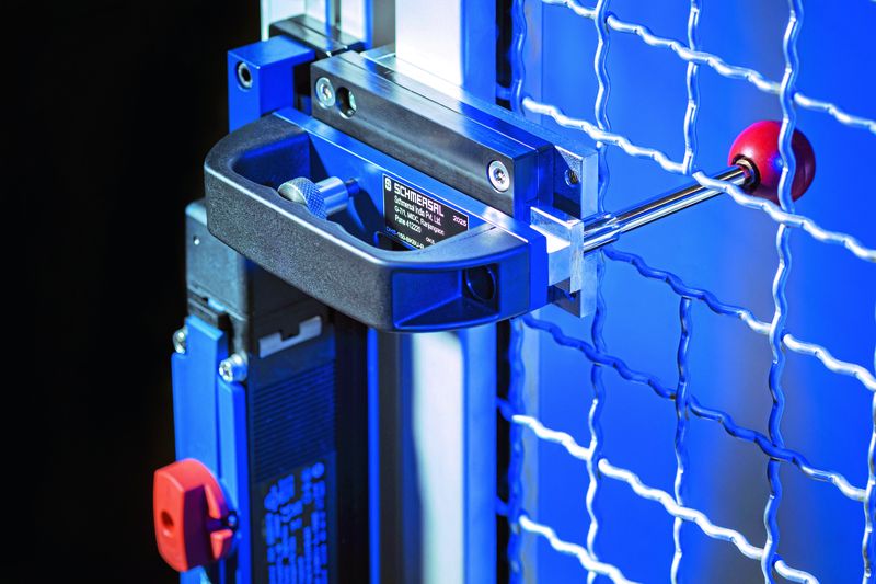 Das Türgriffsystem DHS-150 ist ein ergonomisches Zubehör, das speziell für die Sicherheitszuhaltung AZM150 entwickelt wurde. Es dient als Ersatz für einen separaten Türgriff und ist besonders geeignet für Maschinenumhausungen, -umzäunungen sowie alle Standard- Aluminiumprofile mit einer Breite von 40 mm.  (Bild: Schmersal Group / Dominik Gierke)