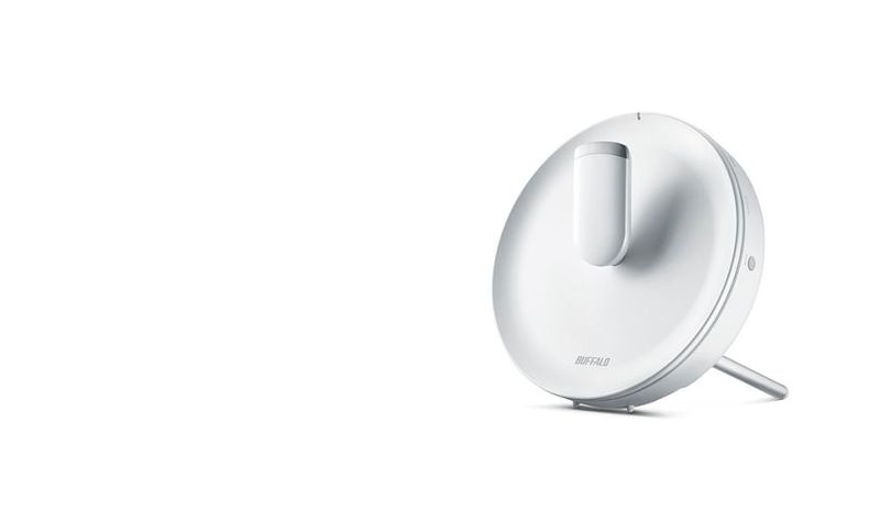 Red Dot Produktdesign 2018: Der kabellose Router WTR-M2133HP von Buffalo, Japan, zeigt eine außergewöhnliche runde Form, die eine sich ausbreitende Radiowelle verkörpert. Der Triband-Router besitzt drei Funkmodule, kann also drei getrennte Netze gleichzeitig herstellen. Dadurch werden Interferenzen von gleichzeitig angemeldeten Wi-Fi-Geräten verhindert, was besonders beim datenintensiven Video-on-Demand von Vorteil ist. Im Gehäuse befinden sich zwei nicht-direktionale Antennen, während die Antenne, die sich in der Mitte auf der Vorderseite befindet, ausgerichtet werden kann, um eine höhere Bandbreite zu erzielen. Der Router kann horizontal und vertikal platziert werden. Begründung der Jury: Der Router begeistert mit seiner eigenständigen Gestaltung, die seine zentrale Funktion auf eine verspielte Weise verdeutlicht.  (Bild: Red Dot/Buffalo)