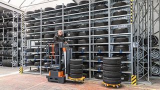 Idealerweise transportiert der Monteur immer einen ganzen Radsatz, den er nur noch beim Ein- bzw. Auslagern aus dem Regal und bei der Montage bzw. Demontage am Fahrzeug in die Hand nehmen muss. Das spart viel Kraft und Zeit. (Gewe Lagertec)