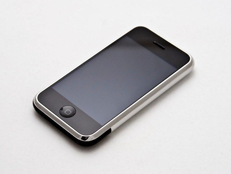 Das erste iPhone: Für das Jahr 2007 waren der große Touchscreen ganz ohne Tastatur und die Bedienung per Finger ein radikales Konzept, das die Smartphone-Revolution entscheidend anschob. Dabei verzichtete Apple bei der ersten Version sogar auf den schnellen UMTS-Datenfunk. (Carl Berkeley from Riverside California)