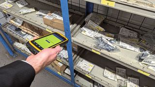 Mit dem „Mobilen Wareneingang“ und dem dazugehörigen Handgerät von Atbas können die Ersatzteile ortsunabhängig erfasst werden. (Bild: Rosenow – VCG)