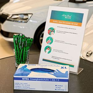 Mit Aufstellern fordern die Händler zur Einhaltung der Hygieneregeln auf.(Bild:  Skoda)