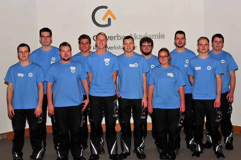 Zehn Kfz-Mechatroniker und eine Kfz-Mechatronikerin waren zum Finale des praktischen Leistungswettbewerbs 2017 in Freiburg angetreten. (Schmidt/»kfz-betrieb«)