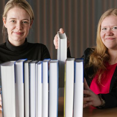 Bei einer Frage braucht man nicht die ganze Bibliothek, es reichen die Bücher mit den passenden Antworten. Ganz ähnlich funktioniert eine der Methoden, mit der die Forscherinnen Sabine Janzen (links) und Hannah Stein (rechts) im Forschungskonsortium des Projekts Escade Künstliche Intelligenz energieeffizienter machen wollen. (Bild: Oliver Dietze)