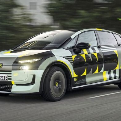 Audi zeigt den neuen A2 E-Tron nur noch leicht mit Folie getarnt. (Bild: Audi AG)
