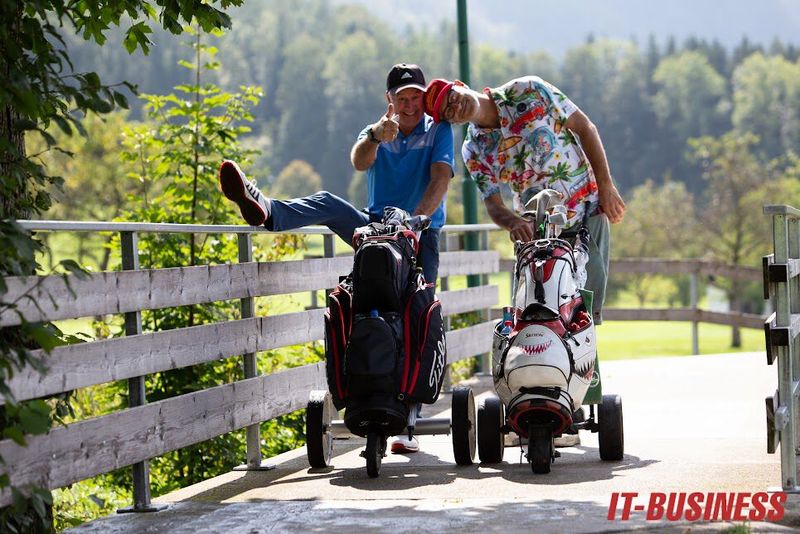Das Leben ist schön, insbesondere auf dem Golfplatz. Das denken sich (v. l.) Fritz Fischer (Biathlet) und Bernhard Fleischmann (GolfHeroes) (Bild: Vogel IT-Medien GmbH)