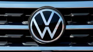 Der Fahrzeugabsatz von Volkswagen bröckelt nicht nur in China. Das gilt vor allem für Elektroautos, wie es heißt. Der VW-Chef Oliver Blume will aber nicht verzagen und lieber die Ärmel hochkrempeln, als den Kopf in den Sand stecken. (Bild: Volkswagen)