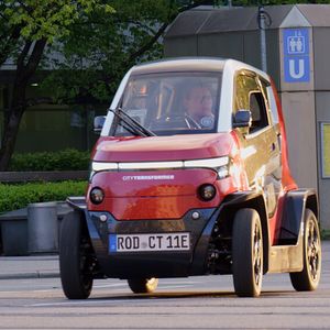 Die beiden Stahlträger links und rechts im Rahmen, an denen die Räder aufgehängt sind, lassen sich auf Knopfdruck ausfahren.(Bild:  Citytransformer)