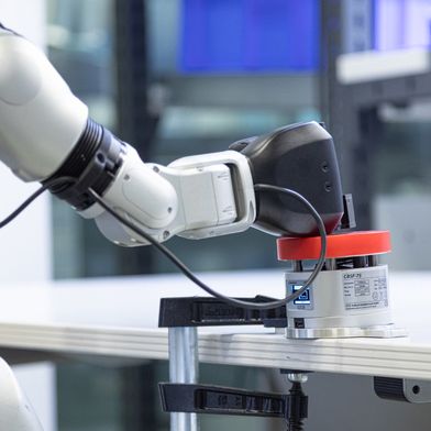 Um die Kraft im Kollisionsfall abzuschätzen, schlägt der Roboter
gegen einen Kraftsensor, wie er auch für die Messung bei Cobots
eingesetzt wird. (Bild: Fraunhofer IPA/Rainer Bez)