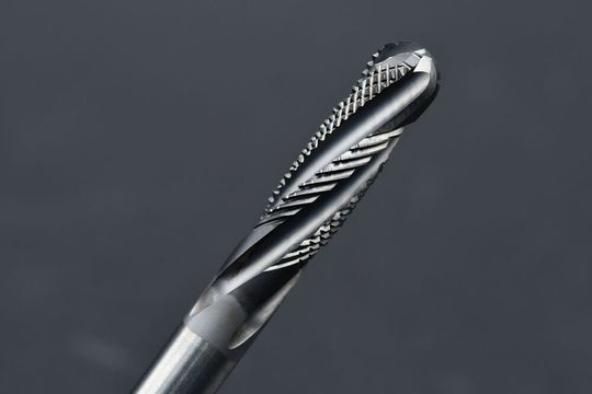 Die Schneidengeometrie des Zirkonators hat eine Kompressionswirkung, die Mikroabplatzungen des Materials entgegenwirkt. Neuigkeit zur IDS: Hyperdent 9.4 bietet Bearbeitungsstrategien, die eigens auf dieses Werkzeug abgestimmt sind. Die Schneidengeometrie des Zirkonators hat eine Kompressionswirkung, die Mikroabplatzungen des Materials entgegenwirkt. Neuigkeit zur IDS: Hyperdent 9.4 bietet Bearbeitungsstrategien, die eigens auf dieses Werkzeug abgestimmt sind.