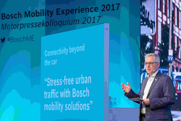 Dr. Rolf Bulander, Vorsitzender des Unternehmensbereichs Mobility Solutions der Robert Bosch GmbH, anlässlich der Bosch Mobility Experience am 4. Juli 2017 in Boxberg: „Die Vision der urbanen Mobilität wird Realität.“ (Bosch)