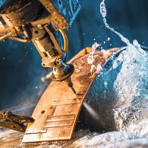 Pièce avec découpe au jet d'eau chez Waterjet.(Source :  Waterjet)