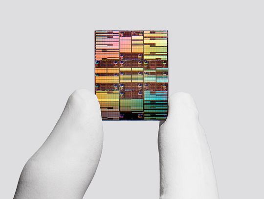 Der im Nanostack genannten Verfahren gefertigte Testchip soll nach Angaben von IBM doppelt so viele Transistoren auf derselben Grundfläche vereinen wie der hauseigene Zwei-Nanometer-Prozess.(Bild:  IBM)