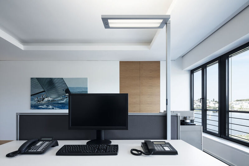 Beleuchtungskonzept von Waldmann: Die LED-Stehleuchte LAVIGO von Waldmann integriert sich mit ihren klaren Linien in das Bürokonzept der Drahtler Architekten. (Waldmann)