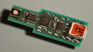 Das Colorimeter-Board MTCS-C2 mit Farbsensor (links), Signalaufbereitung und USB-Schnittstelle (rechts). (Archiv: Vogel Business Media)