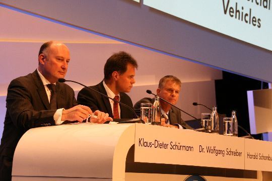 VW Nutzfahrzeuge: Klaus-Dieter Schürman, Dr. Wolfgang Schreiber und Harald Schomburg stellten sich den Fragen der Journalisten. (Archiv: Vogel Business Media)