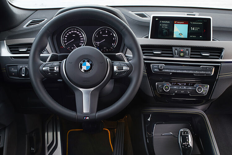 Das Multimedia-System gibt es mit einem 6,5- oder 8,8-Zoll-Touchscreen. (BMW)