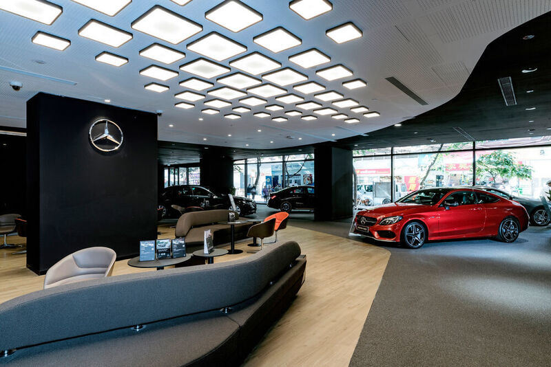 In den eigens eingerichteten Loungebereichen können Gespräche zu Beratung, Verkauf und Service in entspannter Atmosphäre stattfinden. (Daimler AG)