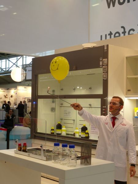 Impressionen von der diesjährigen Analytica, Halle A3 Biotechnologie/Life Sciences/Diagonistika sowie der Sonderschau zum Thema Arbeitsschutz.  Sascha Kunkel von Asecos bei seiner Live-Vorführung im Rahmen der Sonderschau Arbeitsschutz.    Weitere aktuelle Bilder und Nachrichten finden Sie auf unserer Landingpage zur Analytica, in unserem Visitorguide zur Messe oder in den kommenden Tage auch auf der Bildergalerie-Übersichtsseite . (Bild: Back/LABORPRAXIS)