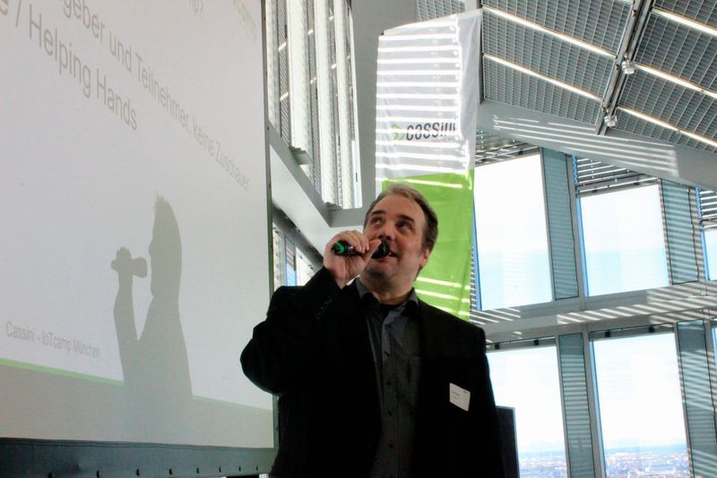 Begrüßung durch Moderator Stefan Evertz (Bild: Katja Evertz, Cortex digital)