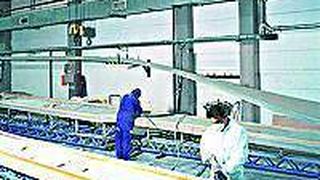 Die Rotorblatthälften werden zunächst laminiert, dann gehärtet und geschliffen. Zum Schluss folgt „Hochzeit“: das Verkleben beider Blatthälften. Bild: Enercon (Archiv: Vogel Business Media)