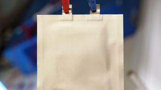 Eine Dünnschichtbatterie im CEEC Jena mit gedruckter polymerbasierter Elektrode. (Jan-Peter Kasper/FSU)