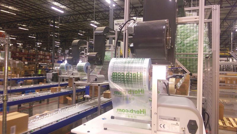 Da es keine scharfkantigen oder schweren Artikel in der Produktpalette von iHerb gibt, entschied sich das Unternehmen für Luftkissen der Marke „AIRplus Void“ und die dazugehörige „AIRplus-Mini“-Maschine. (Bild: Storopack)