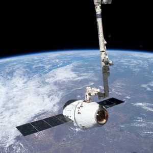 Blick von der International Space Station (ISS) auf die SpaceX Dragon-Kapsel. Der Roboterarm der ISS bewegt die Kapsel zur Andockstation. (25. Mai 2012)