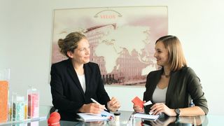 Treffen Sie die Velox-Experten für medizinische Kunststoffe Anja Floßbach (li.) und Anne-Kathrin Bartels auf der Fakuma 2017. (Velox)