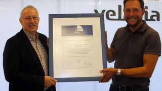 Dr. Ulrich Micke und Frank Falkenberg von Ormazabal mit dem AMS Zertifikat. (Bild: Ormazabal)