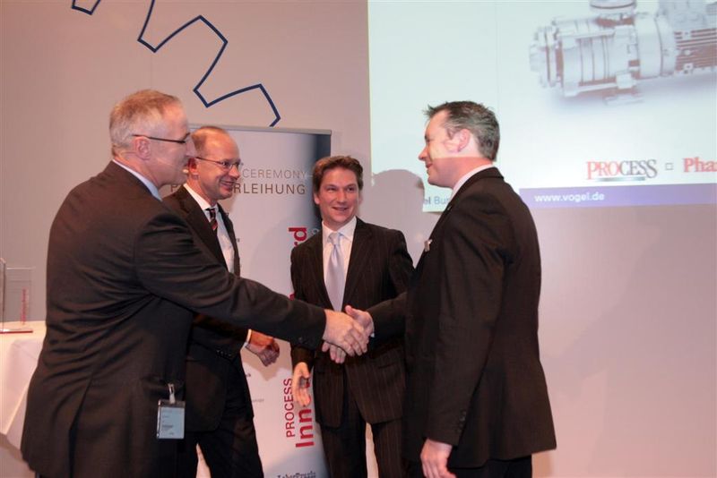 Doch auch die Shortlist-Kandidaten in der Kategorie Pumpen freuten sich über die Urkunde. Im Bild (v.l.): Gerd Kielburger, Publisher PROCESS, Award-Gewinner Dr. Jürgen Holdhof und die Shortlist-Kandidaten Christoph Polzer (KSB) sowie Ingo Landwehr (Grundfos). (Archiv: Vogel Business Media)