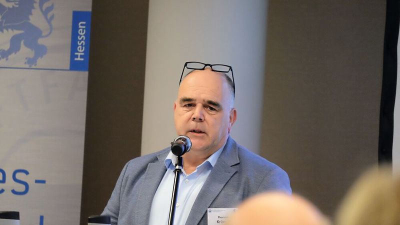 Thorsten Krämer informierte die Mitglieder über den aktuellen Stand bei den Auszubildenden in Hessen. (Bild: Zietz – »kfz-betrieb«)