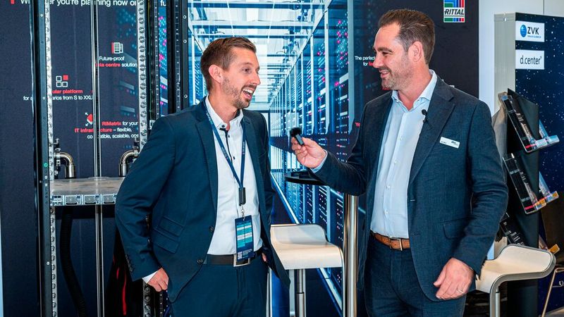Standbesuch bei Rittal: Marco Stiefel (l.) im Gespräch mit Jan Moll (dtm group) (Bild: dtm group)