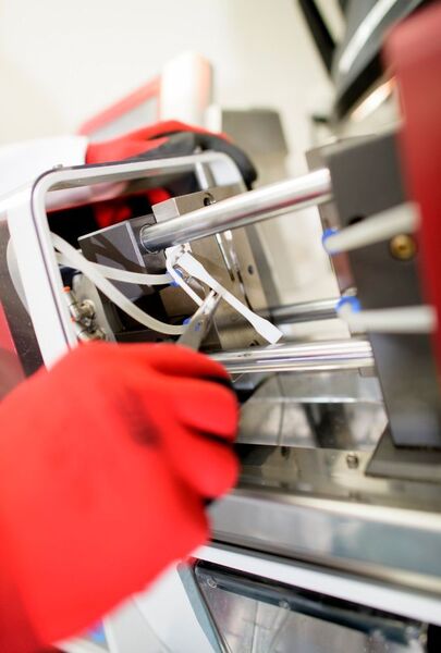 Zur Durchführung erster mechanischer Tests mit neuen Polymersystemen werden im Projekthaus Medical Devices von Evonik kleine Teststäbchen hergestellt. (Evonik)