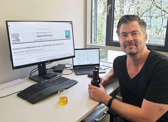 Dr. Roman Lang hat untersucht, wie sich Leinöl so behandeln lässt, dass es länger haltbar wird.(Bild:  Dr. Gisela Olias / Leibniz-LSB@TUM)