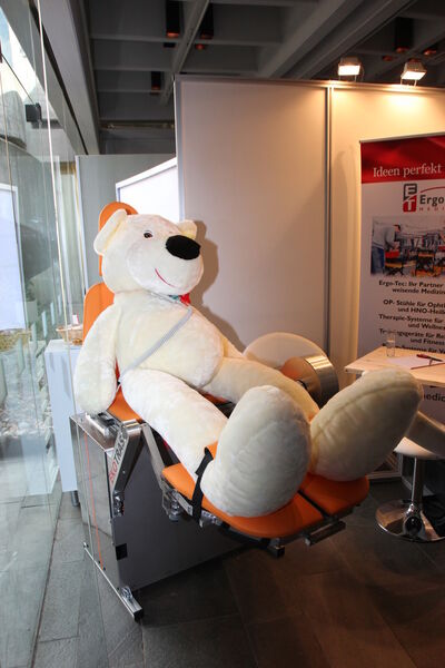 Der plüschige Patient am Stand von Ergo-Tec  hat auf einem OP-Stuhl für die HNO-Heilkunde Platz genommen. (Bild: Finus)