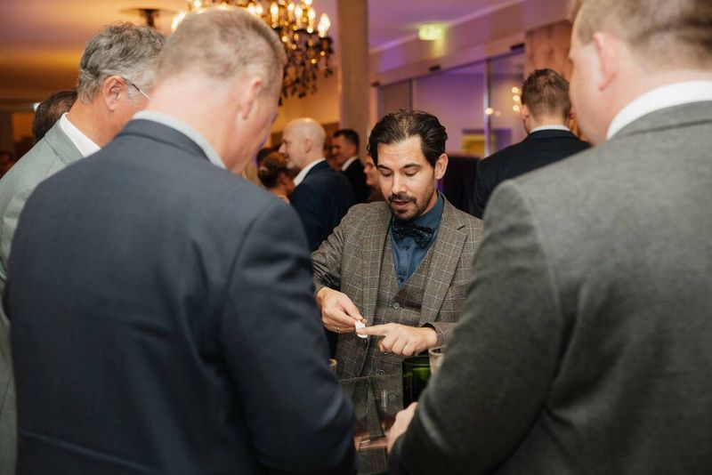 Auch in der Lobby gelang es Zauberkünstler Alexander Merk, das Publikum in den Bann zu ziehen. (Bild:  Manuel Emme Fotografie)