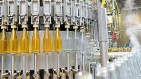 Apfelsaft-Abfüllanlage (Symbolbild): Beim Thema Hygiene kommt es auf kleine Unterschiede an. (Bild: industrieblick - stock.adobe.com)