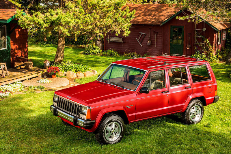 Der Cherokee (XJ), den Jeep von 1984 bis 2001 offerierte, war mit seiner selbsttragenden Karosserie eine kleinere, aber fortschrittlichere Version des Cherokee (SJ). Der XJ bekam als erstes SUV von Jeep das Command-Trac-Vierradantriebssystems sowie die Quadra-Link-Schraubenfedervorderachse. Das Modell Cherokee Limited debütierte 1988, ein Vierliter-Reihensechszylinder folgte 1989. Ein gründliches Facelift erhielt die Baureihe ab 1997. (Jeep)